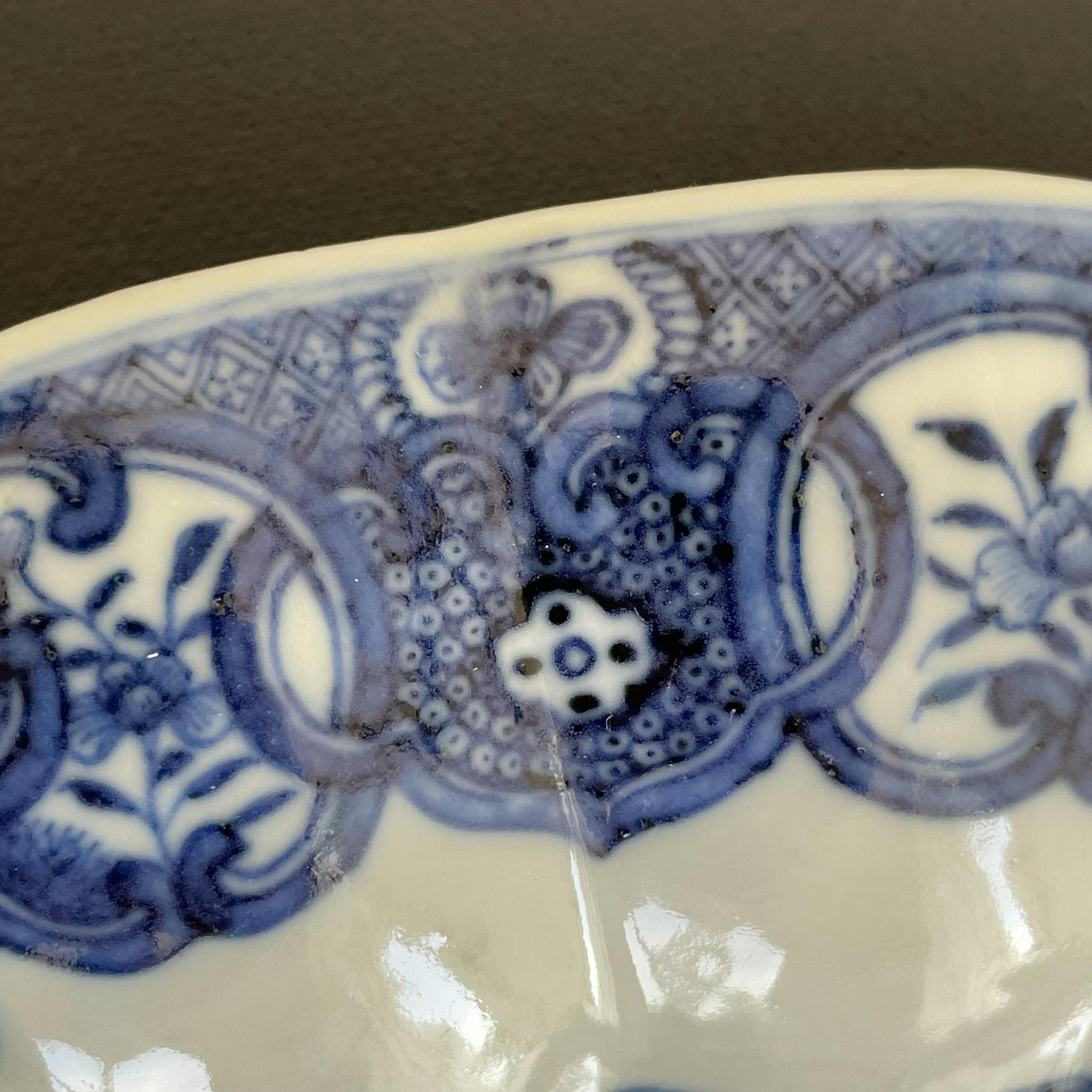 Antique Chinese plate in blue and white, Qianlong period #1462