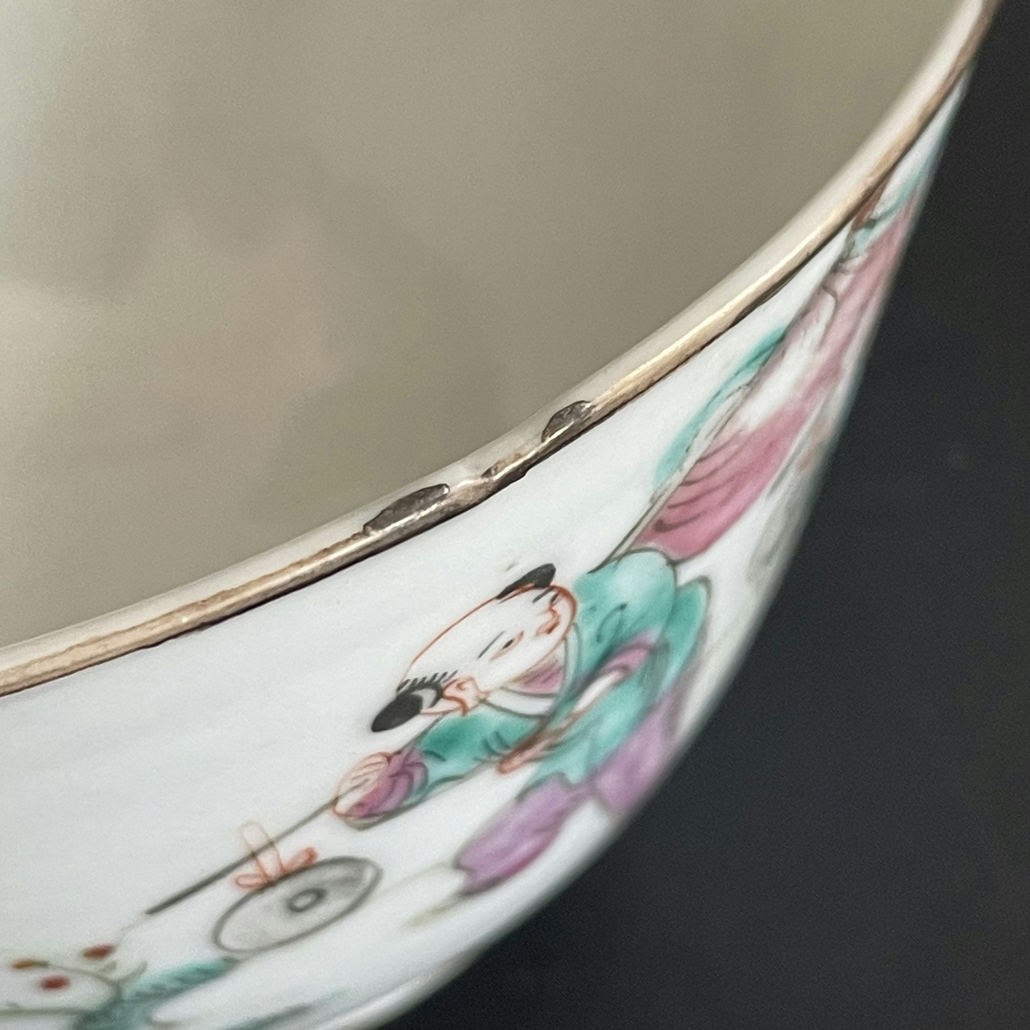 Chinese antique teacup decorated in Famille Rose, Tongzhi, Late Qing #1673