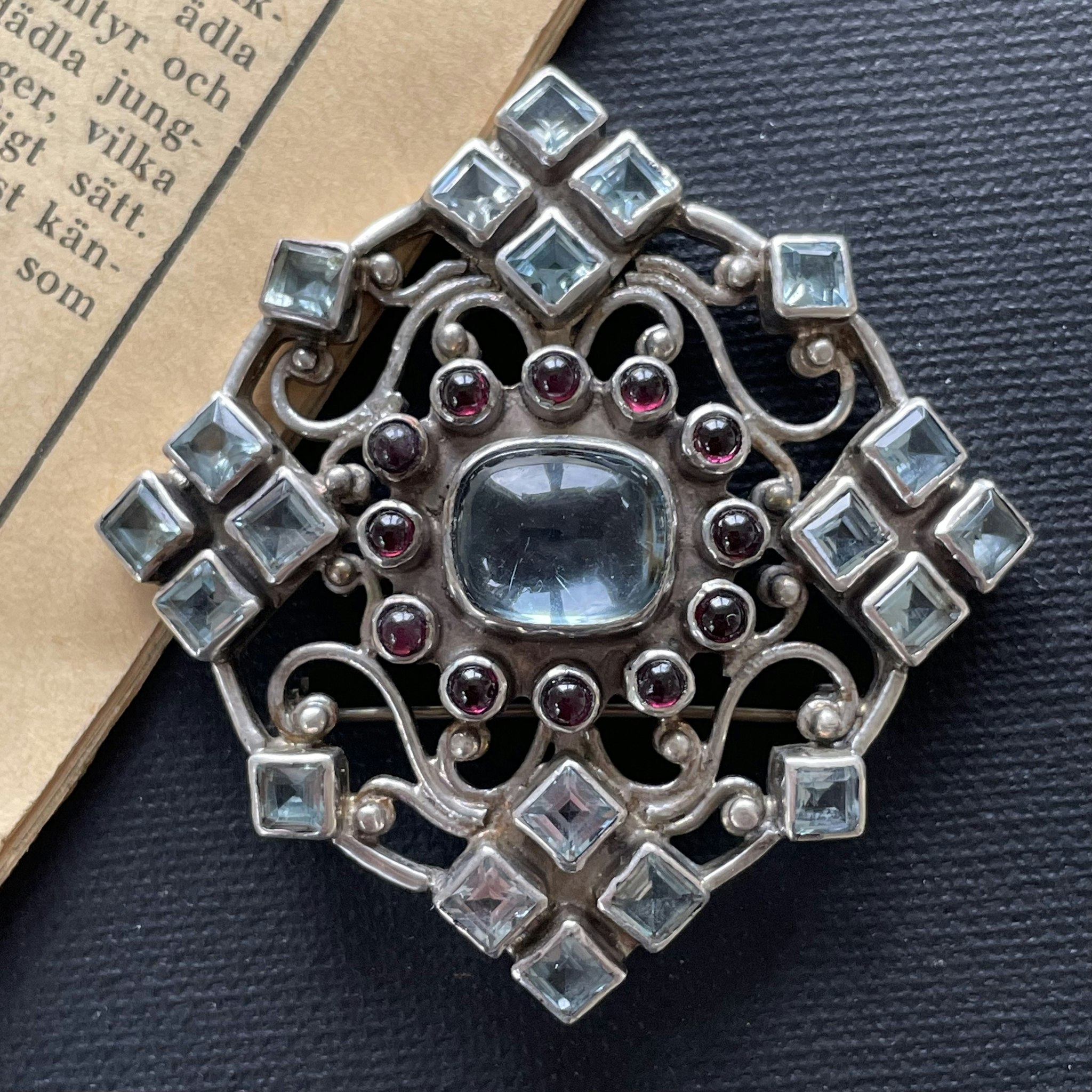 Vintage brooch in 925 sterling silver inlaid with blue