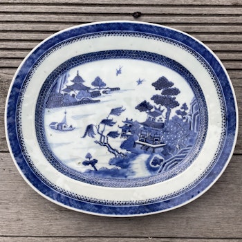 Chinese antique platter in blue and white, Qianlong period #1700