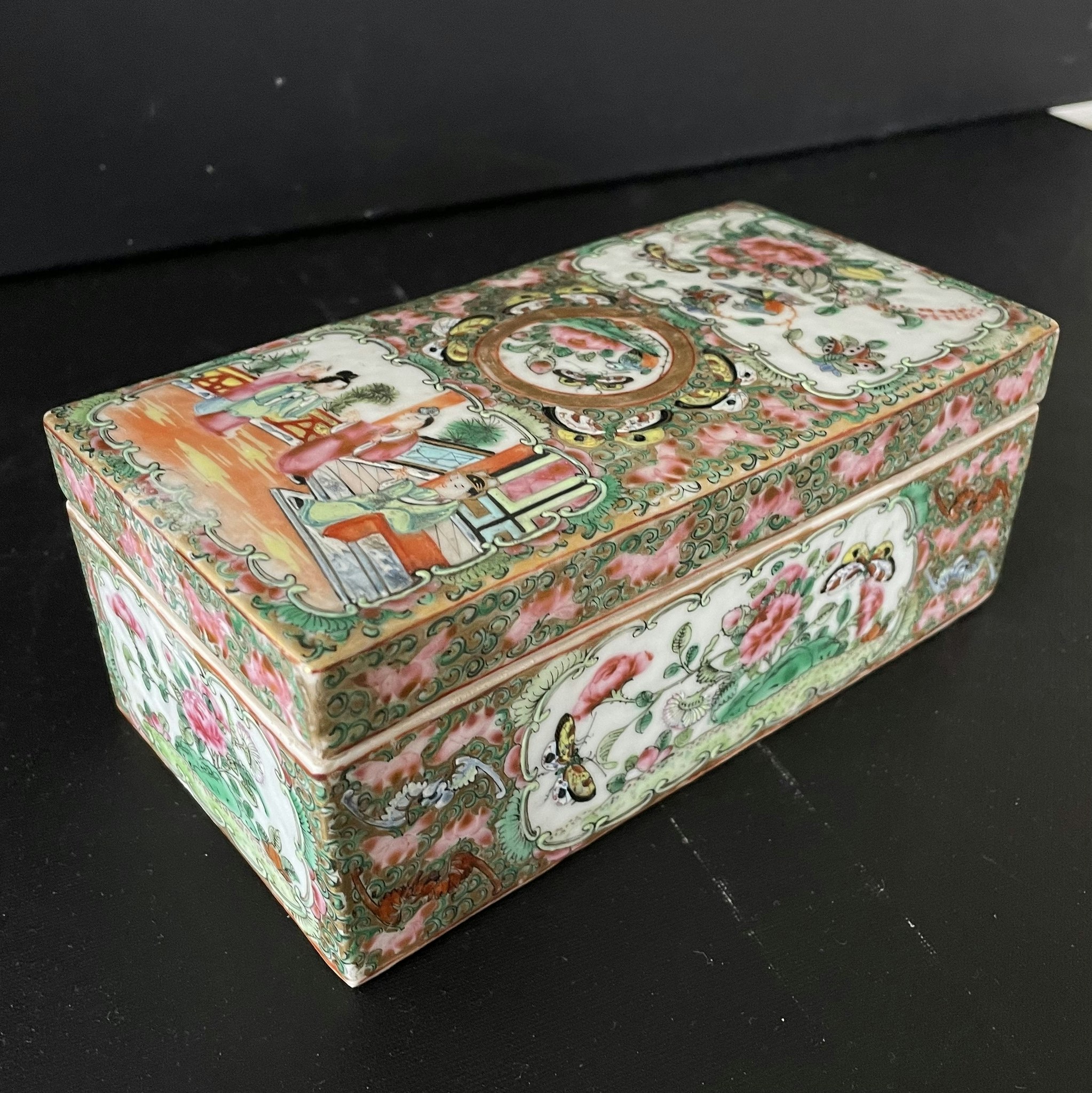 Chinese Antique Rose Medallion Lidded Porcelain brush Box, Late Qing #1715