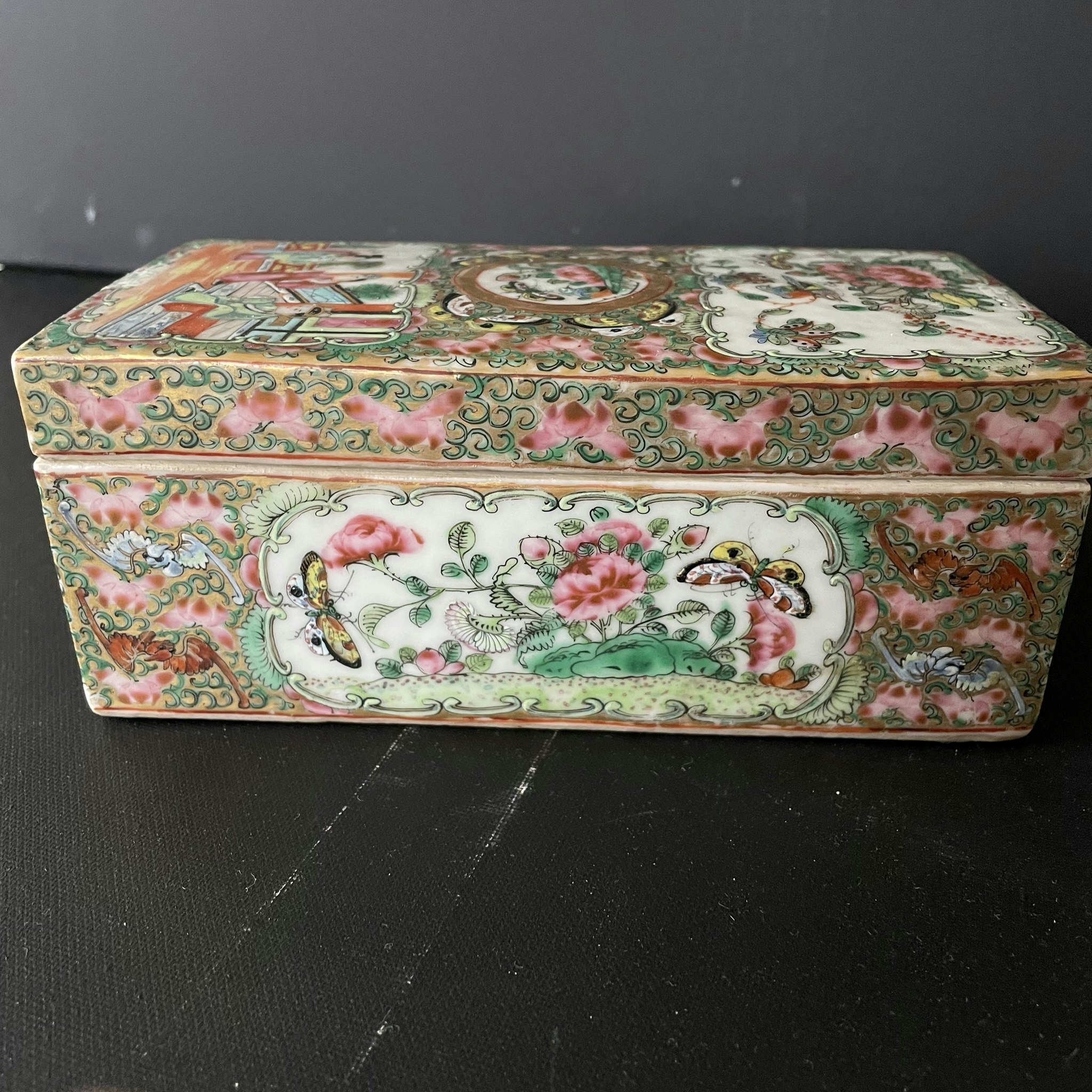 Chinese Antique Rose Medallion Lidded Porcelain brush Box, Late Qing #1715