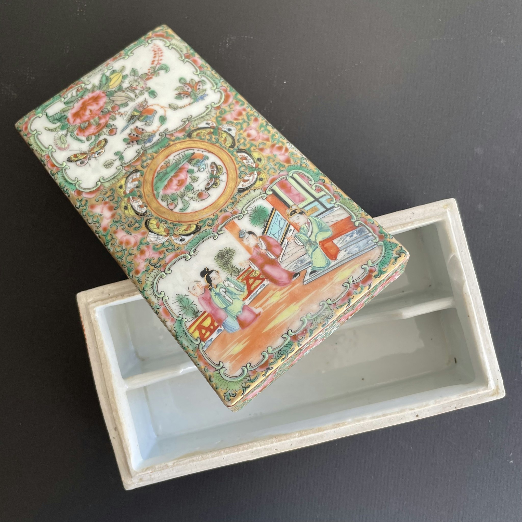 Chinese Antique Rose Medallion Lidded Porcelain brush Box, Late Qing #1715