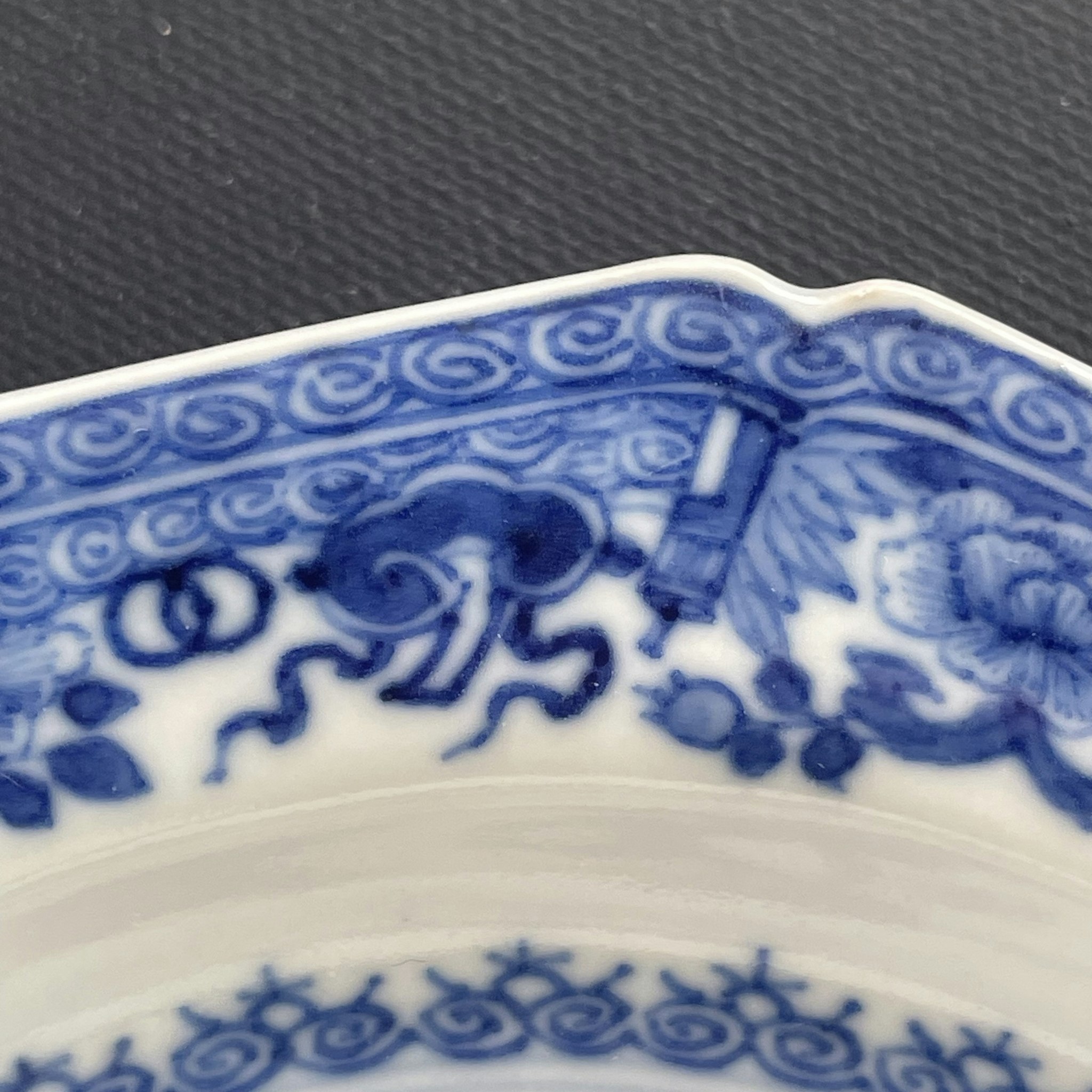 Chinese antique porcelain dish in blue and white, Qianlong period #1810
