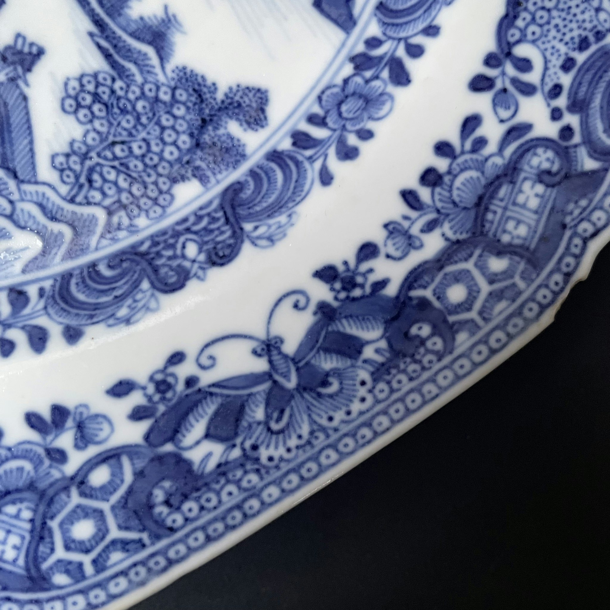 Chinese antique porcelain plate in blue and white, Qianlong period #1817