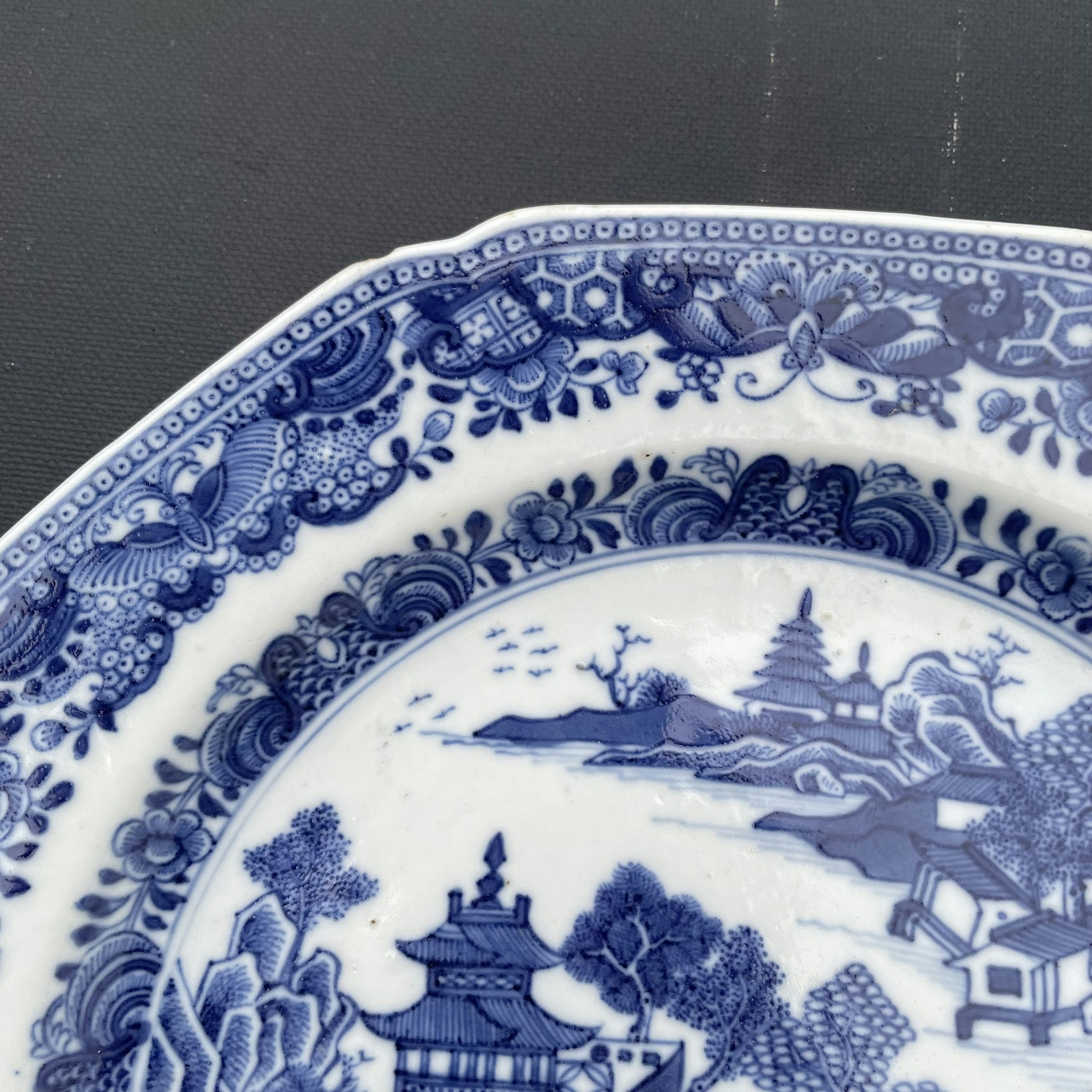 Chinese antique porcelain plate in blue and white, Qianlong period #1817
