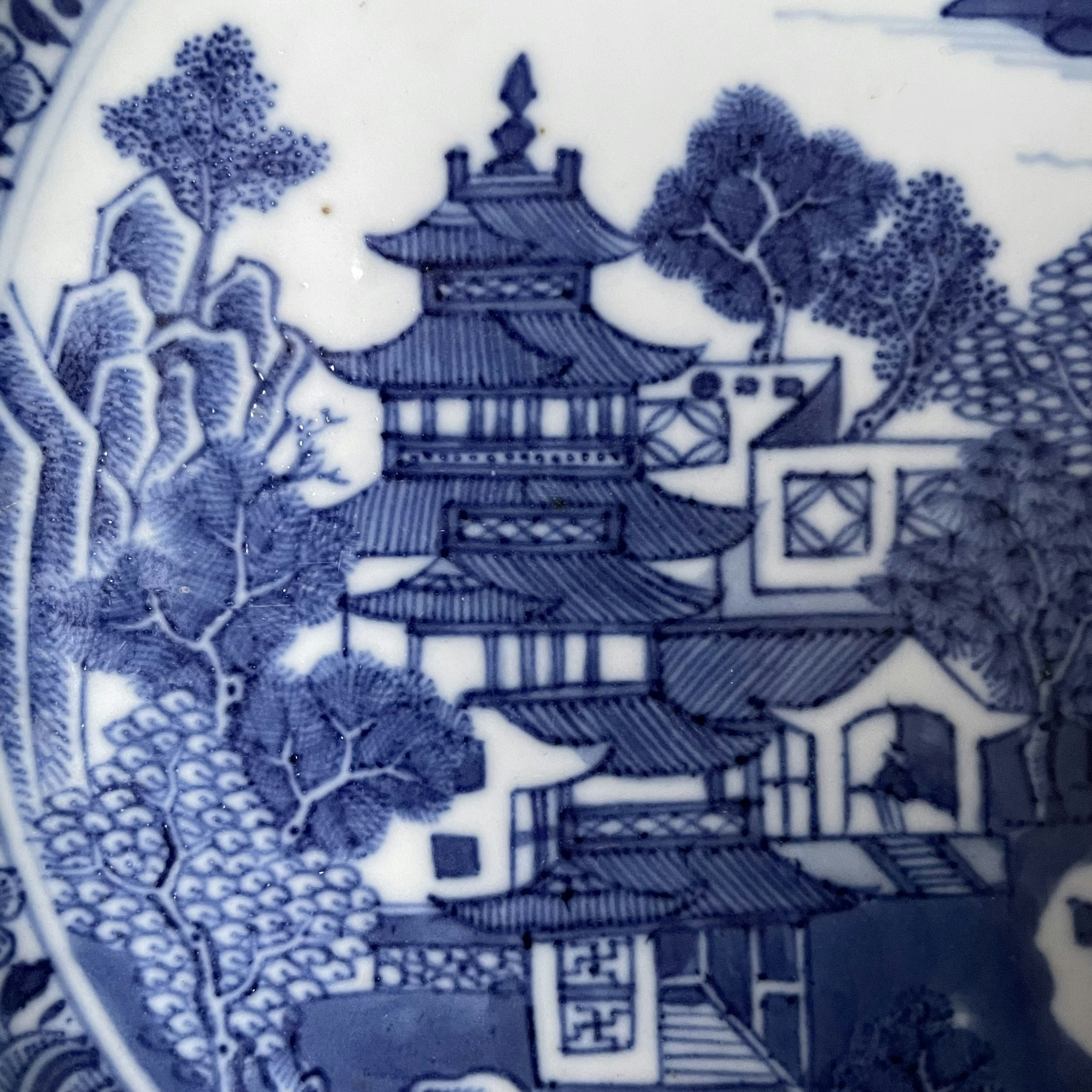 Chinese antique porcelain plate in blue and white, Qianlong period #1817