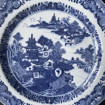 Chinese antique porcelain plate in blue and white, Qianlong period #1817