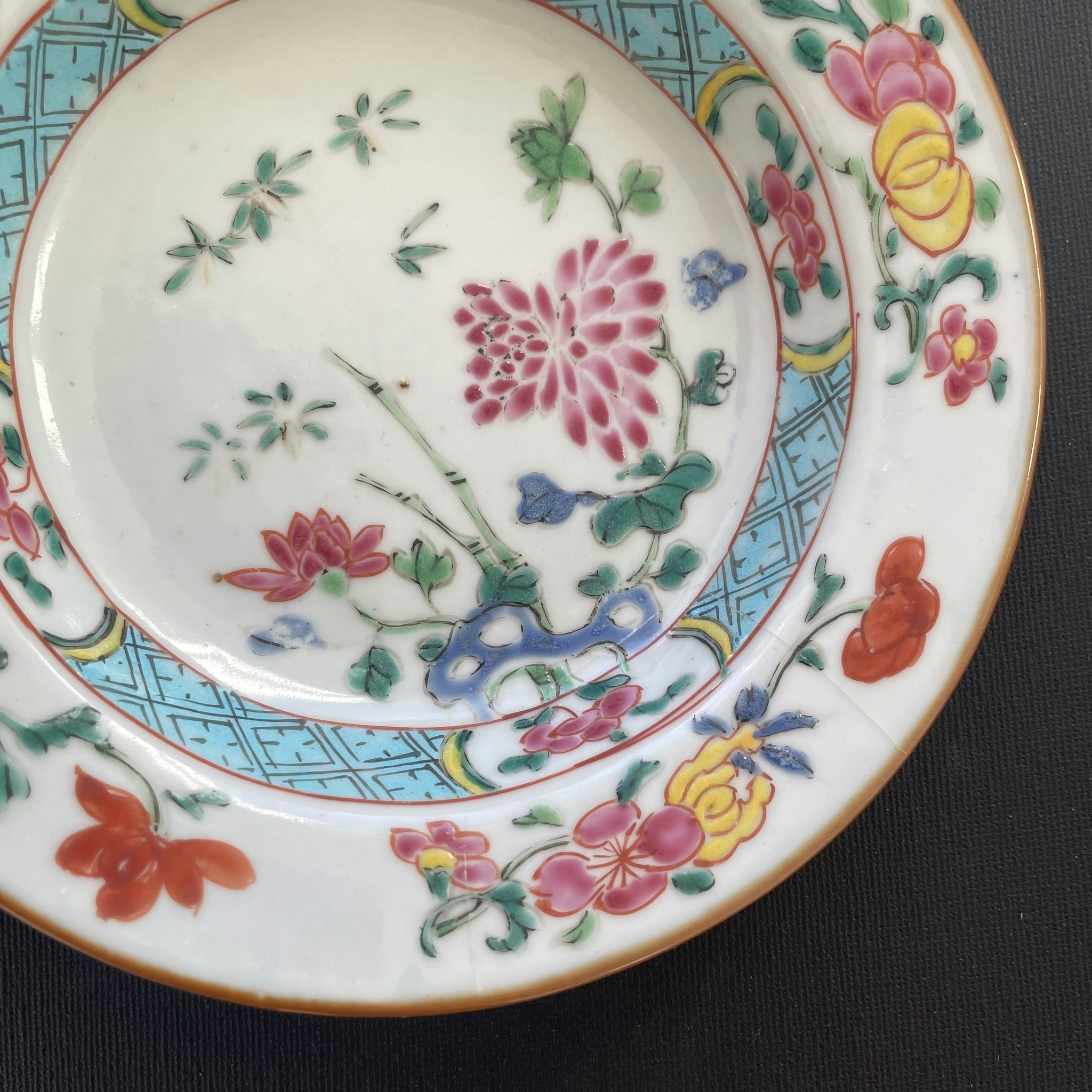 Chinese Antique Famille Rose Dish, 18th C Yongzheng / Qianlong period #1811