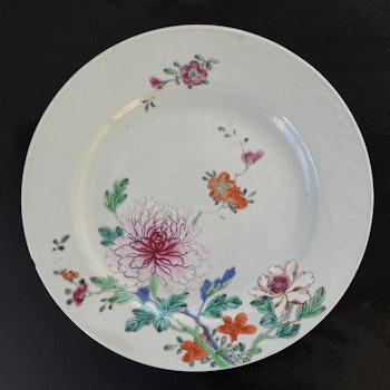 Chinese Antique Famille Rose plate, 18th C Yongzheng / Qianlong period #1820