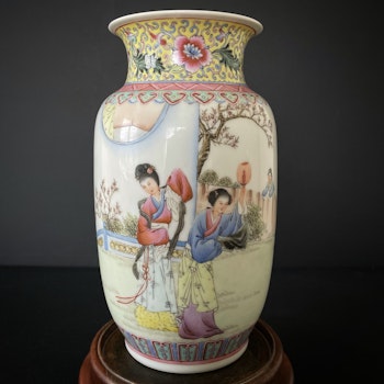 A vintage Chinese famille rose vase 1950-1970's #1822