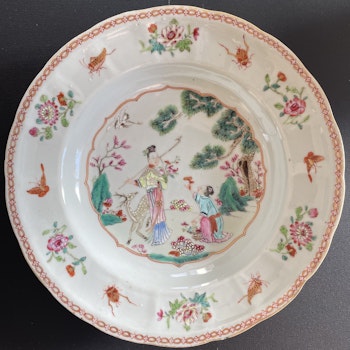 Chinese Antique Famille Rose Plate, 18th C Yongzheng / Qianlong period #1896