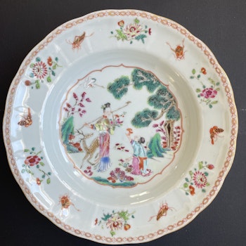 Chinese Antique Famille Rose Plate, 18th C Yongzheng / Qianlong period #1901