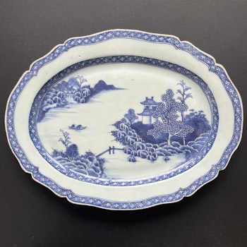 Chinese antique porcelain platter in blue and white, Qianlong period #1910