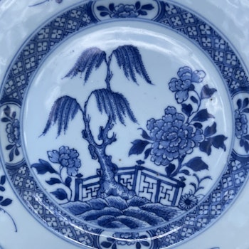 Chinese Antique Porcelain Blue and White Plate, Qianlong period #1970