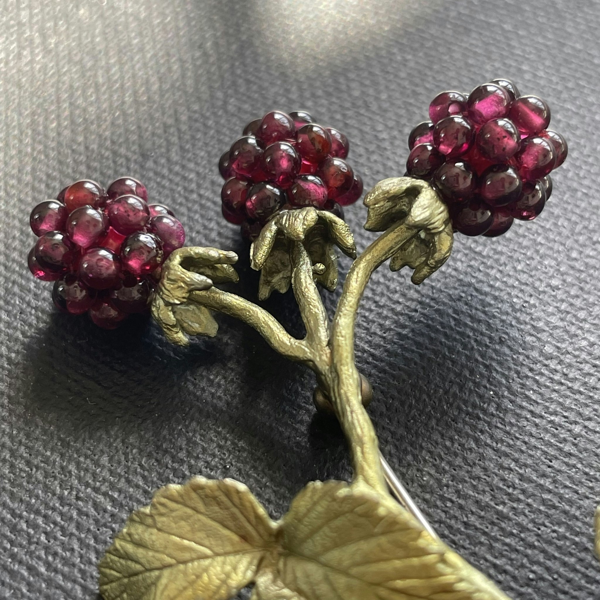 【人気商品】 マイケルミショーのラズベリーのブローチ アクセサリー
