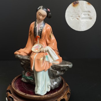 A Vintage / Antique Chinese porcelain figurine mid 20th c #2103