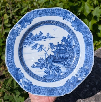Chinese Antique blue and white plate, Qianlong period, 18th c #2666