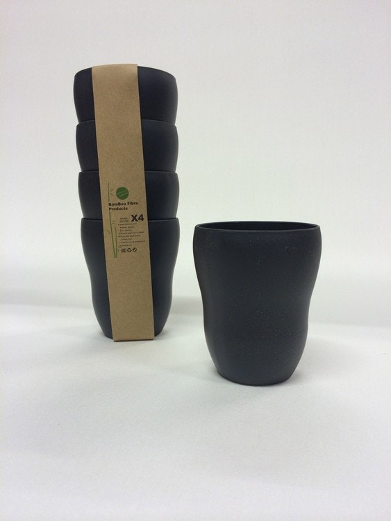 Kaffemuggar i fyrpack från Serholt. Muggarna är tillverkade i naturvänliga bambufibrer. Mått höjd 10 cm dia. 8 cm.