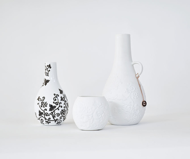 Blomvas Stilleben mini vase från Cult design i vitt med en svart blomslinga.