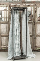 Storm ett gardinset i off-white med ett linnefärgat mönster och multiband från Boel & Jan, 2 x 140 x 240 cm.
