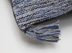 Indo en blåmelerad bomullsmatta med härliga tofsar i hörnen från Svanefors i mått 160 x 230 cm.