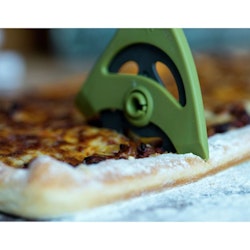 Sliceit en grå pizzaskärare/pizzahjul från Hackit, längd 23 cm.