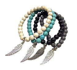 Armband med pärlor och en metallberlock med en fjäder och elastiskt band. Art.nr: H 02007. Färg: Aqua.