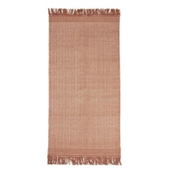 Line en matta med fransar i rostfärg och naturvitt i 100% bomull från Boel & Jan i mått 70 x 200 cm.