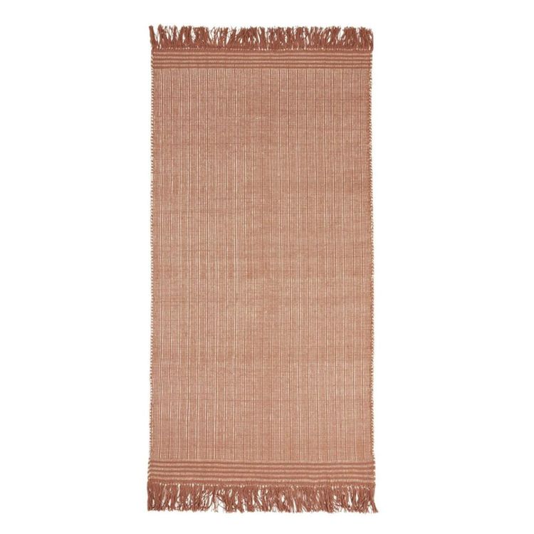 Line en matta med fransar i rostfärg och naturvitt i 100% bomull från Boel & Jan i mått 160 x 230 cm.