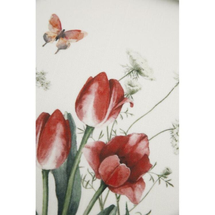 Tulipi en vit bordslöpare med ett vackert digitaltryckt tulpanmönster i rött från Svanefors, mått 35 x 70 cm.