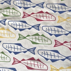 Kattegatt en rektangulär textilvaxduk i ett härligt retromönster. Färg: Vit botten med fiskar i gult, rött och blått.
