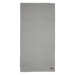 Beatrice en grå gångmatta i 100% bomull som är vävd i ett härligt mönster i mått 70 x 200 cm.
