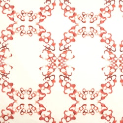 Mirror glow en hissgardin i bomull. Mått B 140 x H 140 cm. Färg: Vit botten med ett rosa mönster.
