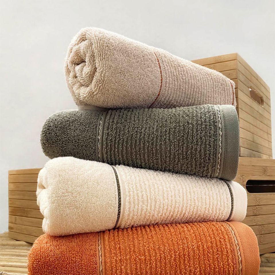 Riga en serie med beige badlakan handdukar i en tjock och slitstark  bomullsfrotté från Indusia design. - Roomoutlet.se - Textilier och  inredning i Karlstad