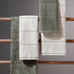 Riga en serie med gröna badlakan och handdukar i en tjock och slitstark bomullsfrotté från Indusia design.