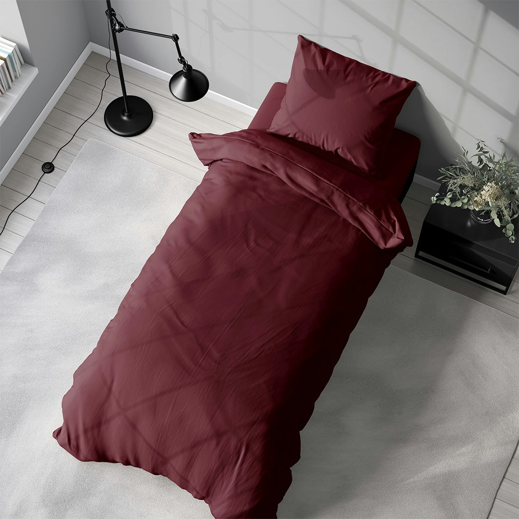 Solid color ett vinrött påslakanset i bomullsflanell med knäppning i underkant, från Indusia design