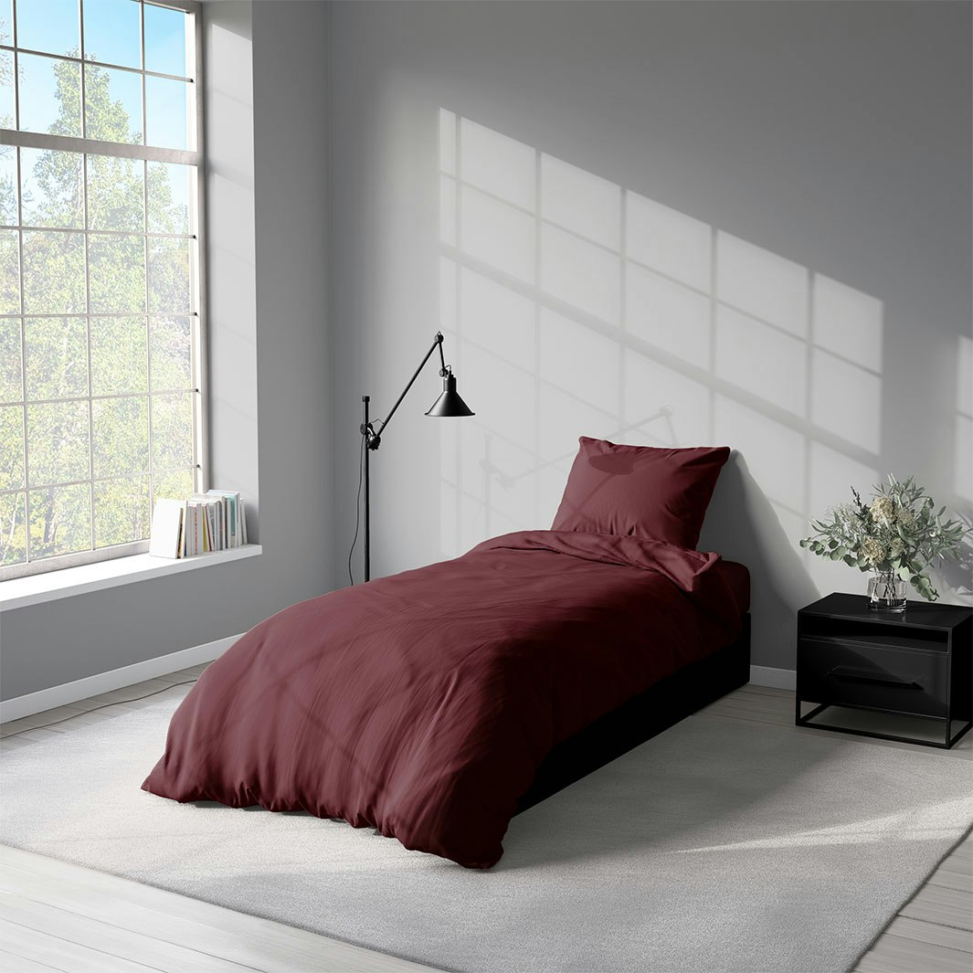 Solid color ett vinrött påslakanset i bomullsflanell med knäppning i underkant, från Indusia design