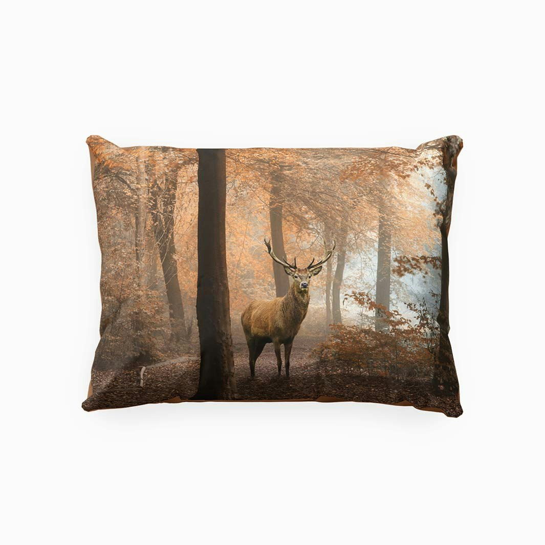 Autumn deer ett örngott i bomull i mått 70 x 100 cm med en hjort på i sköna rostfärger, från Indusia design