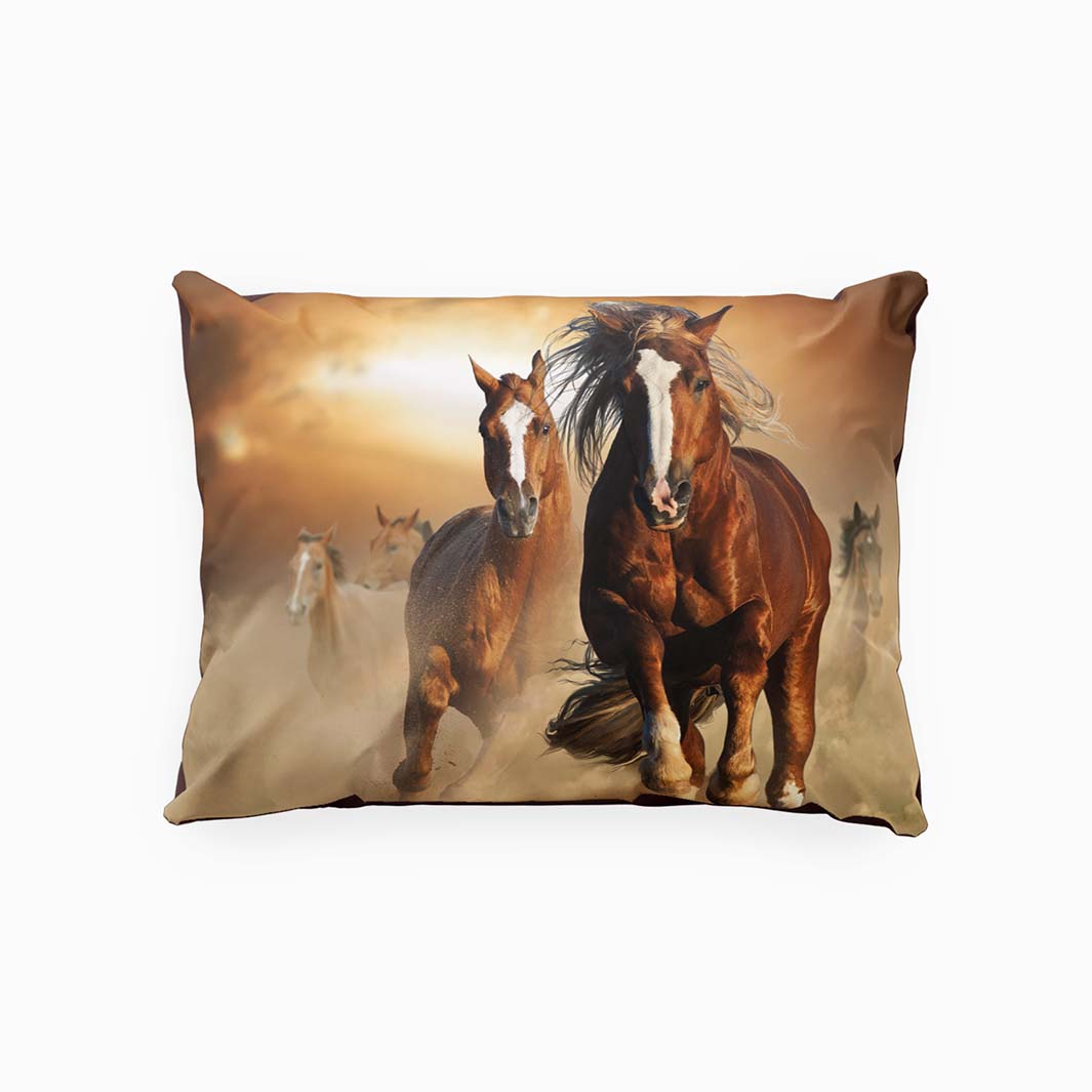 Wild horses 2 ett örngott i bomull med ett vackert hästmönster med en solnedgång i bakgrunden i mått 70 x 100 cm, från Indusia design