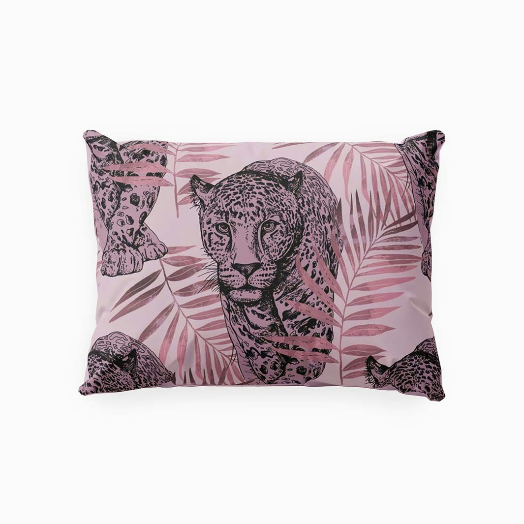 Leo pink örngott 50 x 70 cm bomull med ett svart leopardmönster Indusia design