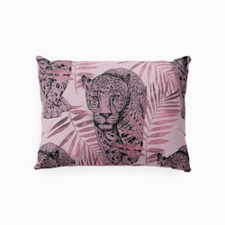Leo pink örngott 50 x 70 cm bomull med ett svart leopardmönster Indusia design