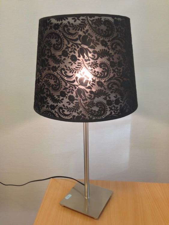 Lampfot höj och sänkbar, lampskärm ingår i priset.