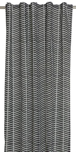 Jens ett gardinset med ett grafiskt mönster i svart och vitt med multiband från Svanefors, mått 2 x 140 x 250 cm.