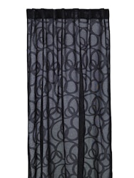 Sheila ett svart tunt gardinset med dolda hällor från Noble house i mått 2 x 140 x 240 cm.