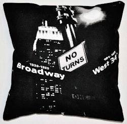 Broadway ett svart och vitt kuddfodral i bomull från Arvidssons Textil, mått 45 x 45 cm..