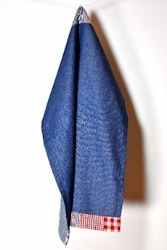 Jeans en blå, vit och rödrutig kökshandduk i bomull, mått 50 x 70 cm.