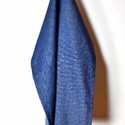 Jeans en blå, vit och rödrutig kökshandduk i 100% bomull, mått 50 x 70 cm.