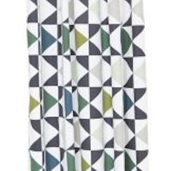 Trekanter ett gardinset med ett grafiskt retromönster i vitt, beige, svart, rost, och grönt med multiband från Svanefors, mått 2 x 145 x 250 cm.