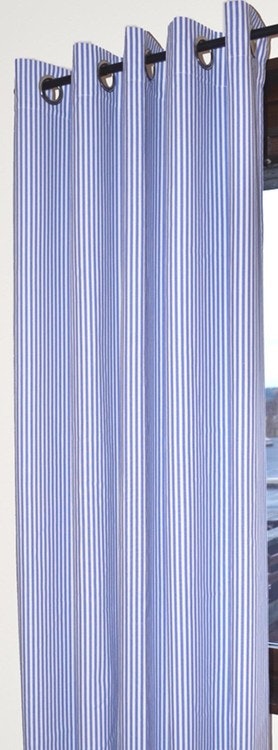 Bohus en blå och vitrandig öljettlängd från Arvidssons textil, mått 1 x 140 x 240 cm.